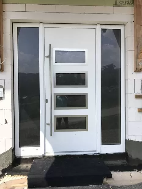 Haustür mit zwei Seitenteilen